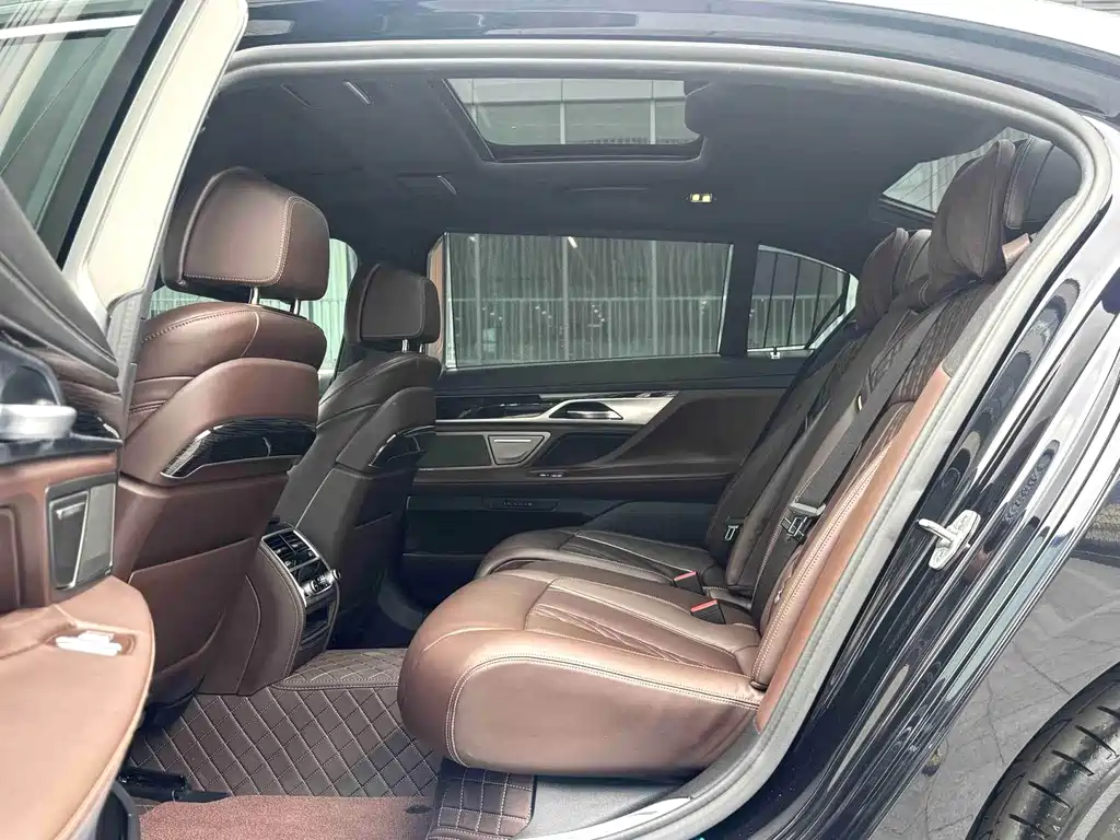 BMW 7 Series — миниатюра 7