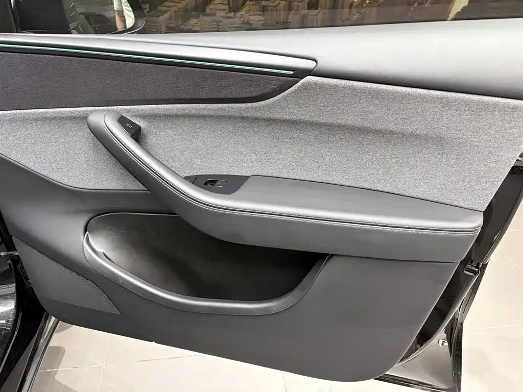 Tesla Model Y — миниатюра 13