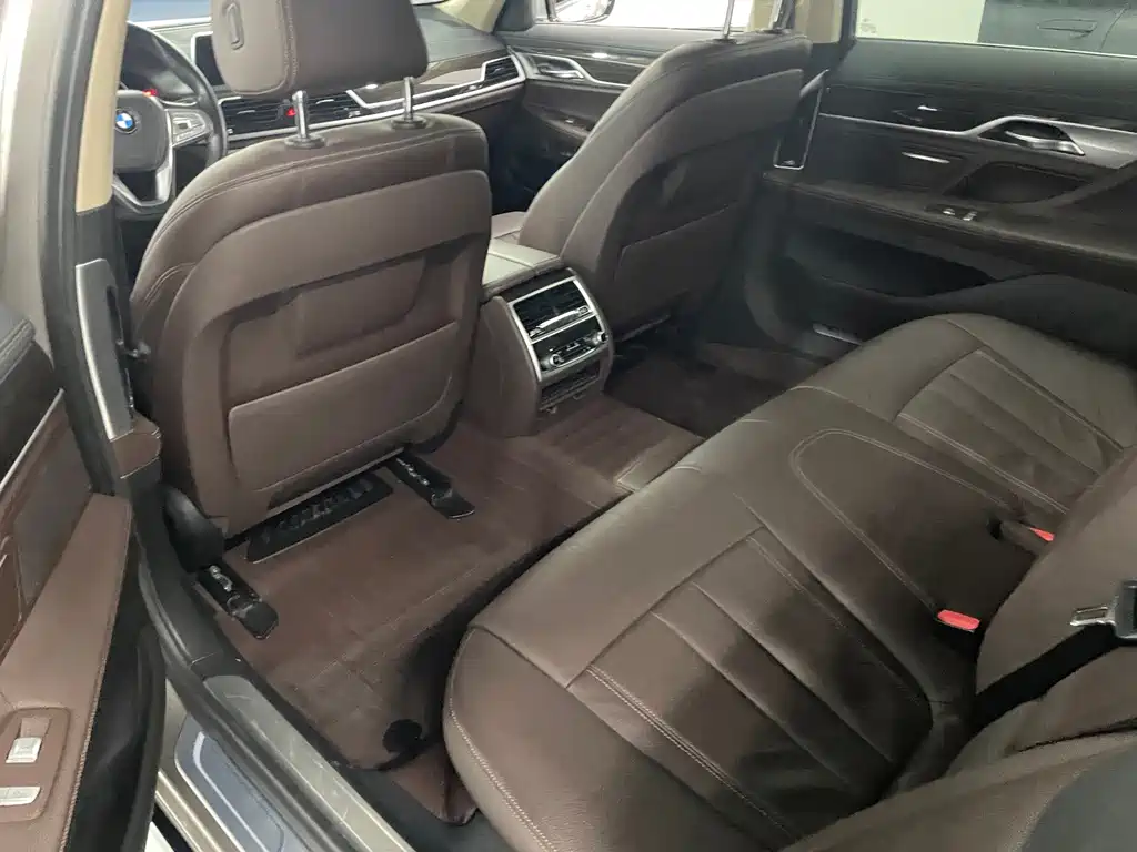 BMW 7 Series — миниатюра 12