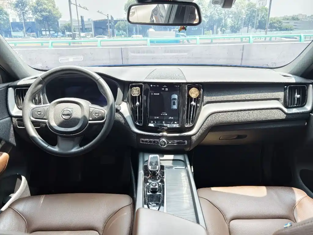 Volvo XC60 2023 B5 Luxury