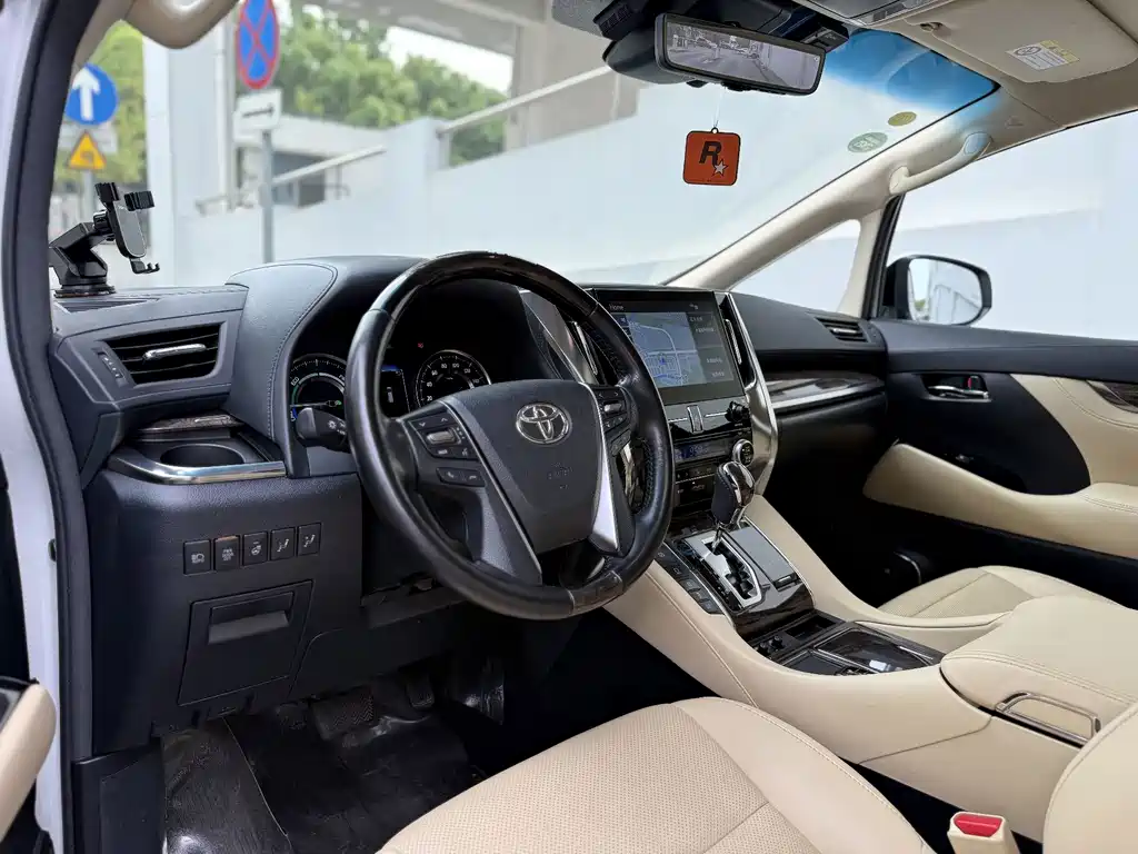 Toyota Alphard — миниатюра 3