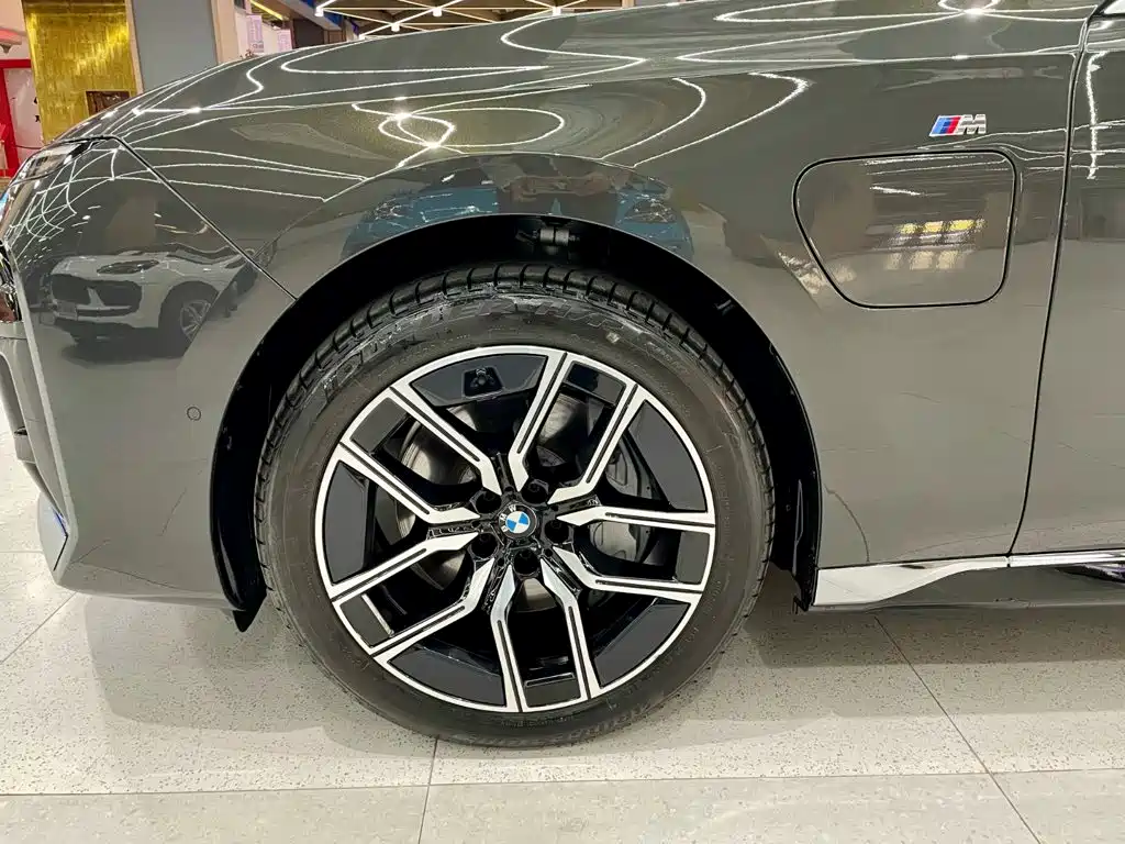 BMW i7 — миниатюра 12