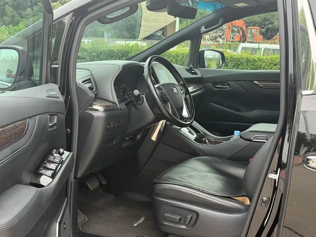 Toyota Alphard — миниатюра 10