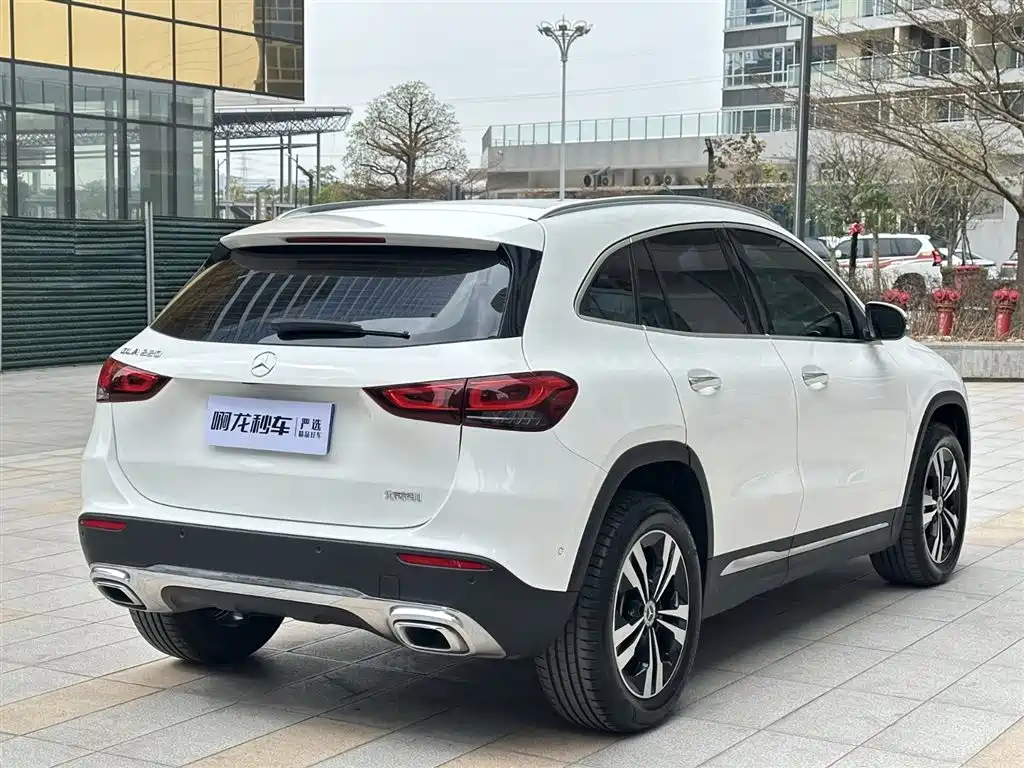 MERCEDES-BENZ GLA