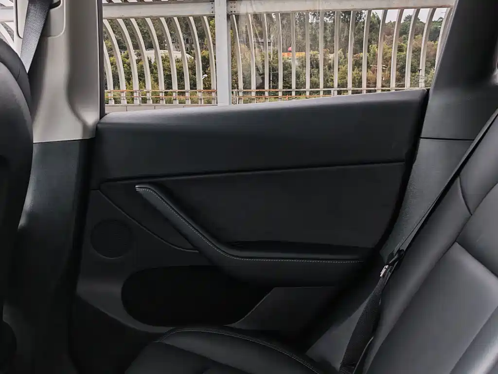 Tesla Model Y — миниатюра 26