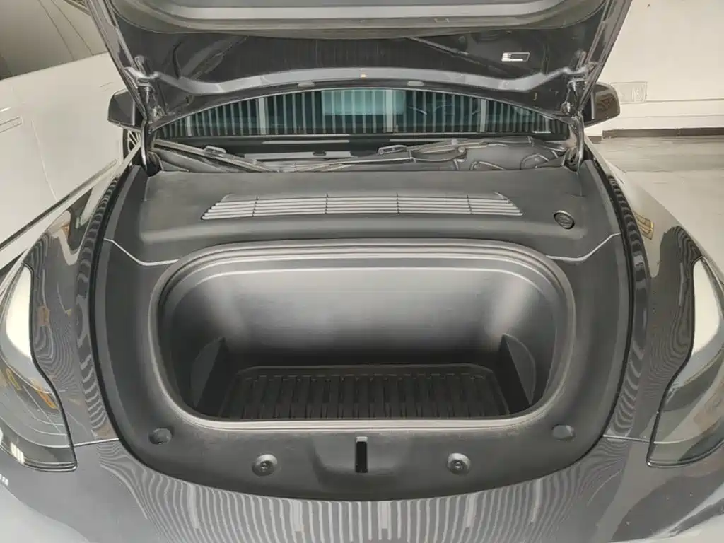 Tesla Model Y — миниатюра 20