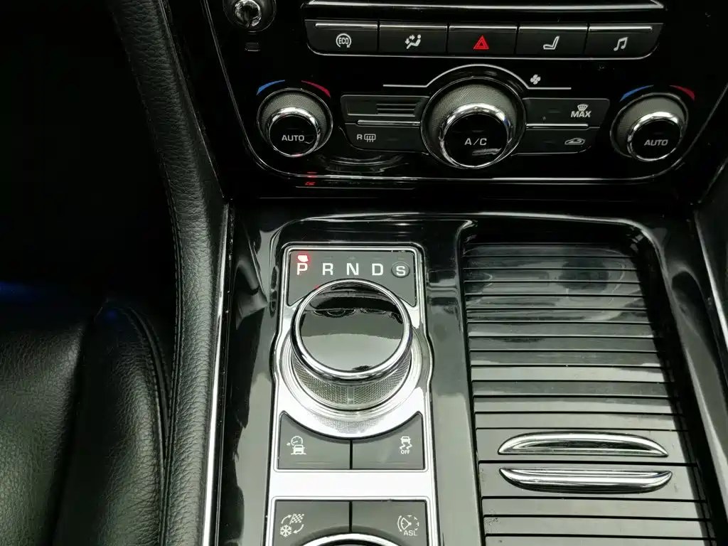 Jaguar XJ — миниатюра 13