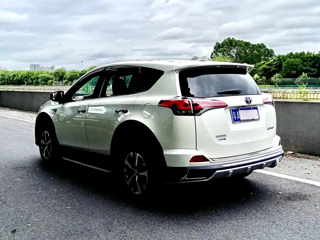 Toyota RAV4 — миниатюра 4
