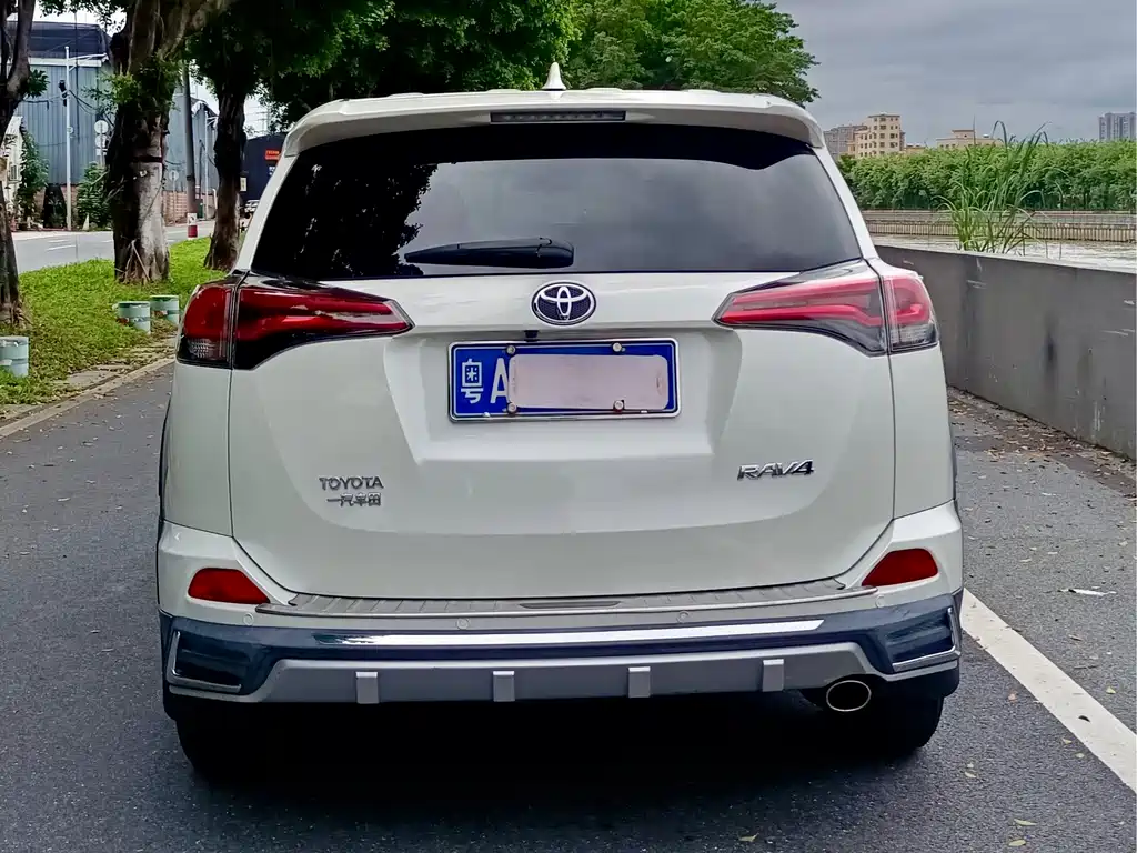 Toyota RAV4 — миниатюра 5