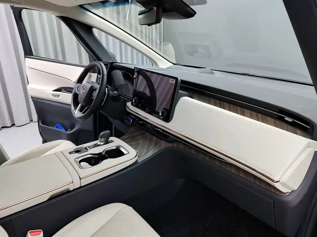 Lexus LM — миниатюра 9