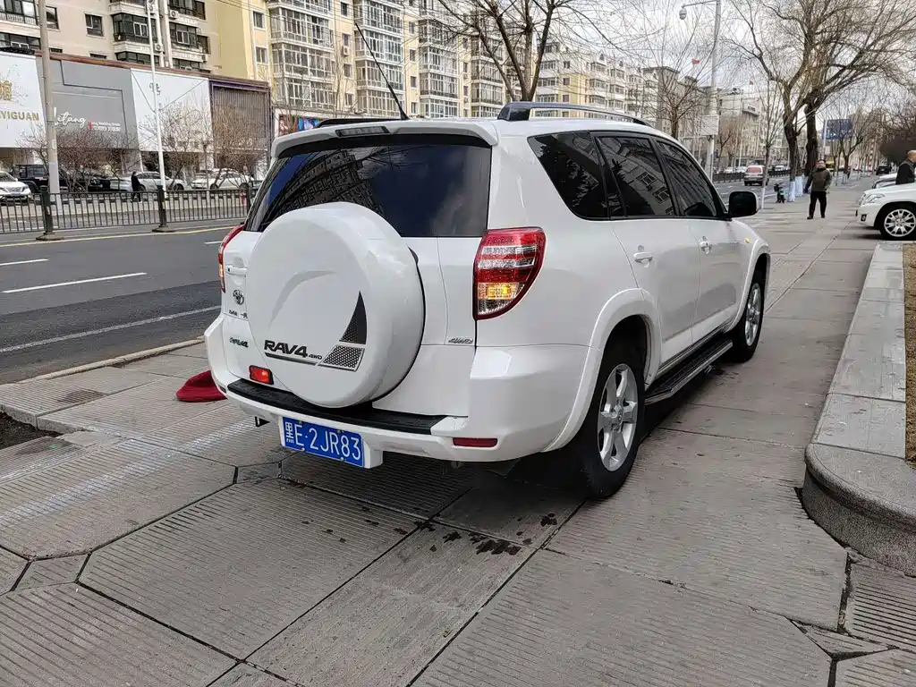 Toyota RAV4 — миниатюра 5