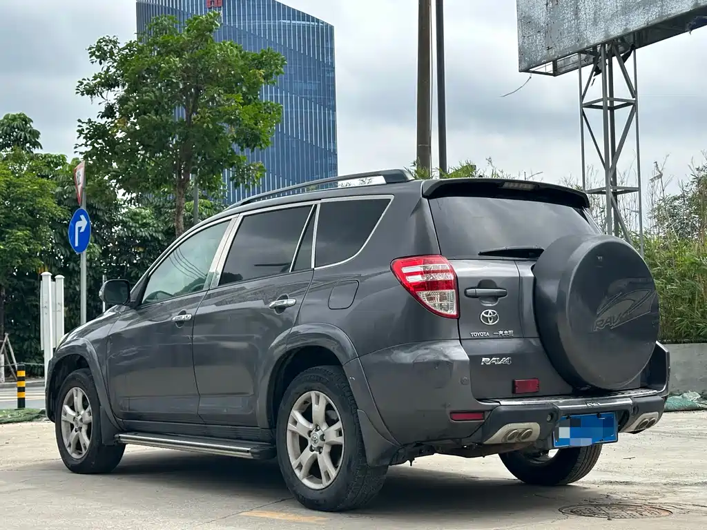 Toyota RAV4 2011 2.4L AT Luxury