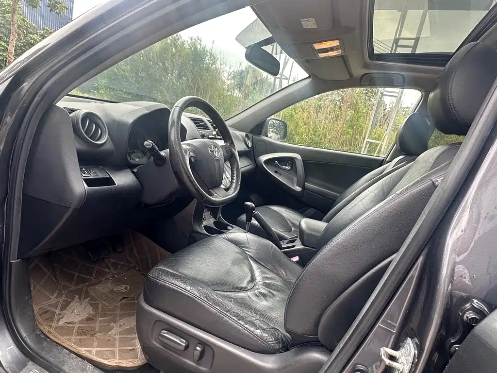 Toyota RAV4 2011 2.4L AT Luxury