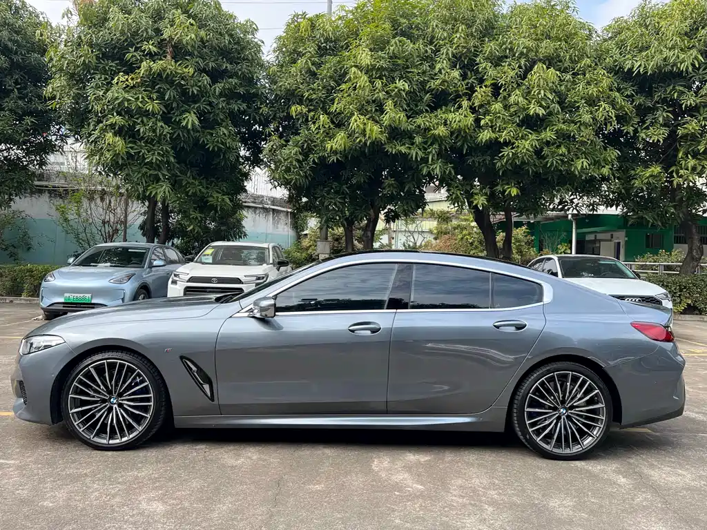 BMW 8 SERIES