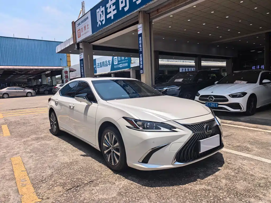 Lexus ES 2021 200