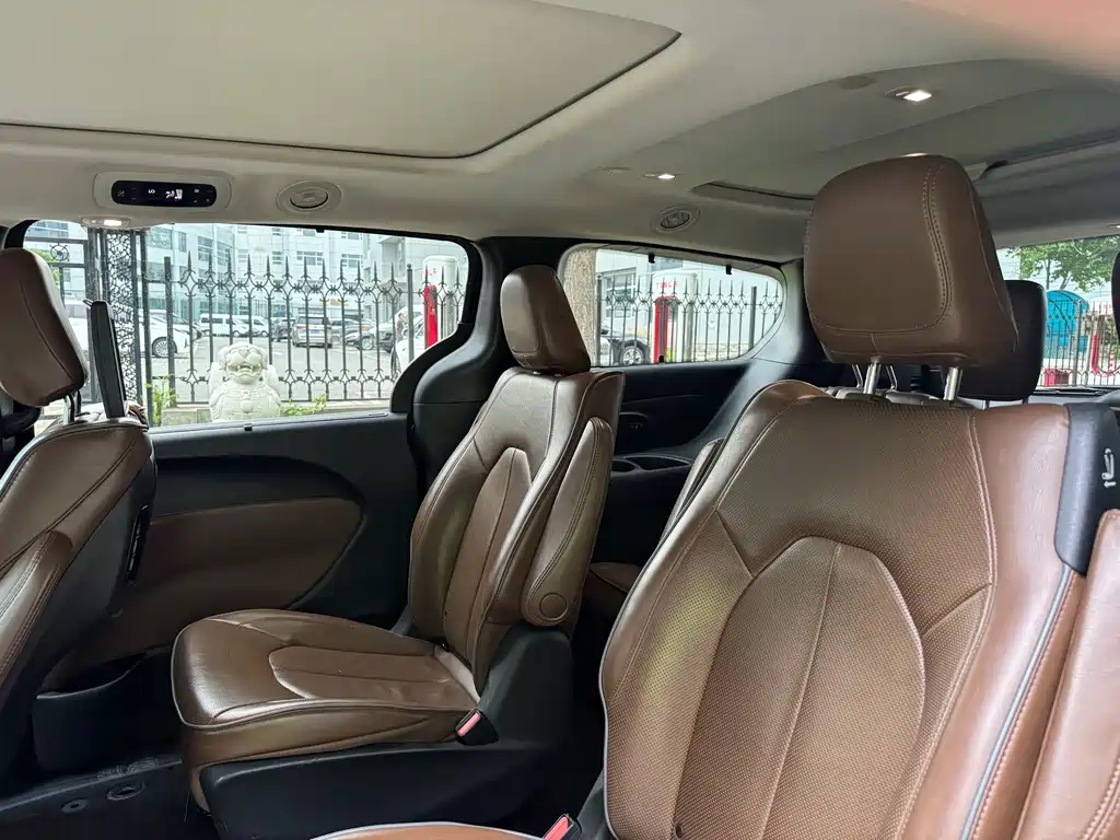 Chrysler Grand Voyager (Import) — миниатюра 27