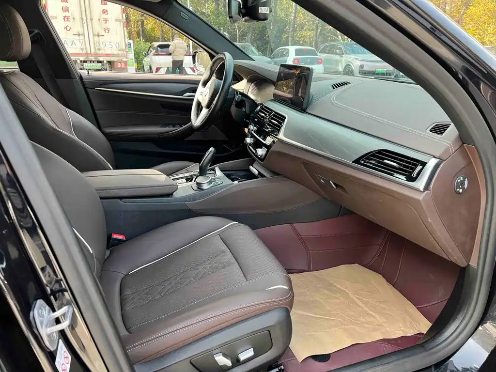 BMW 5 Series New Energy — миниатюра 9