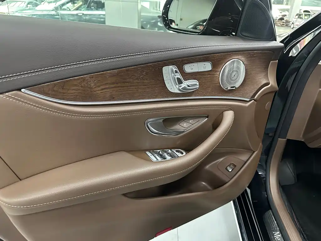 Mercedes-Benz E-Class — миниатюра 4