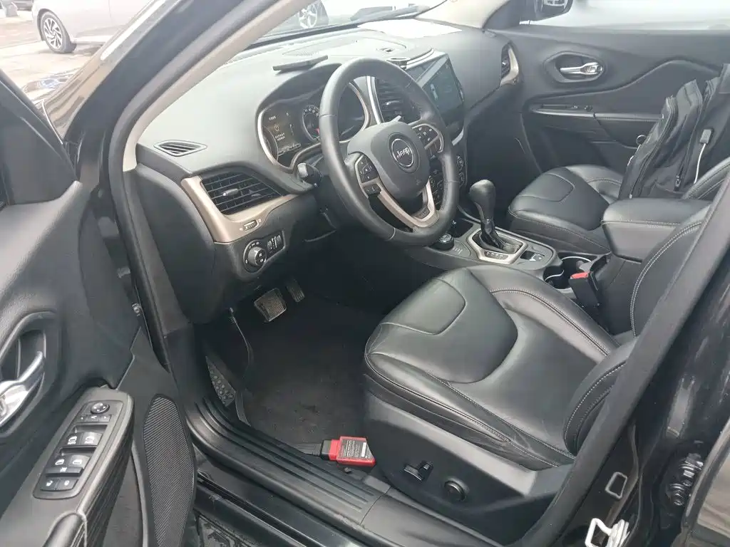 Jeep Cherokee — миниатюра 12