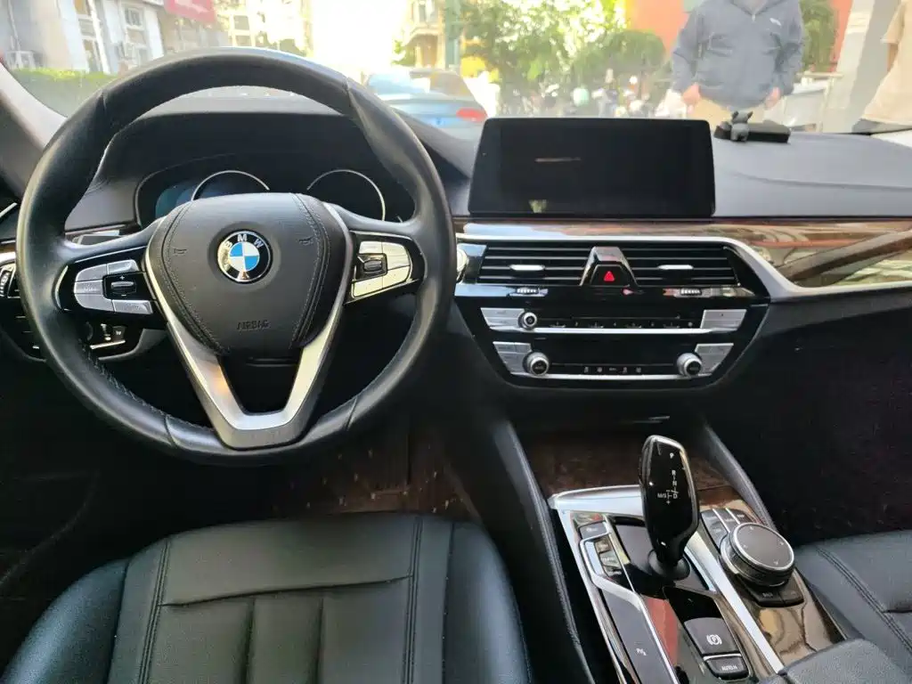 BMW 5 Series — миниатюра 13