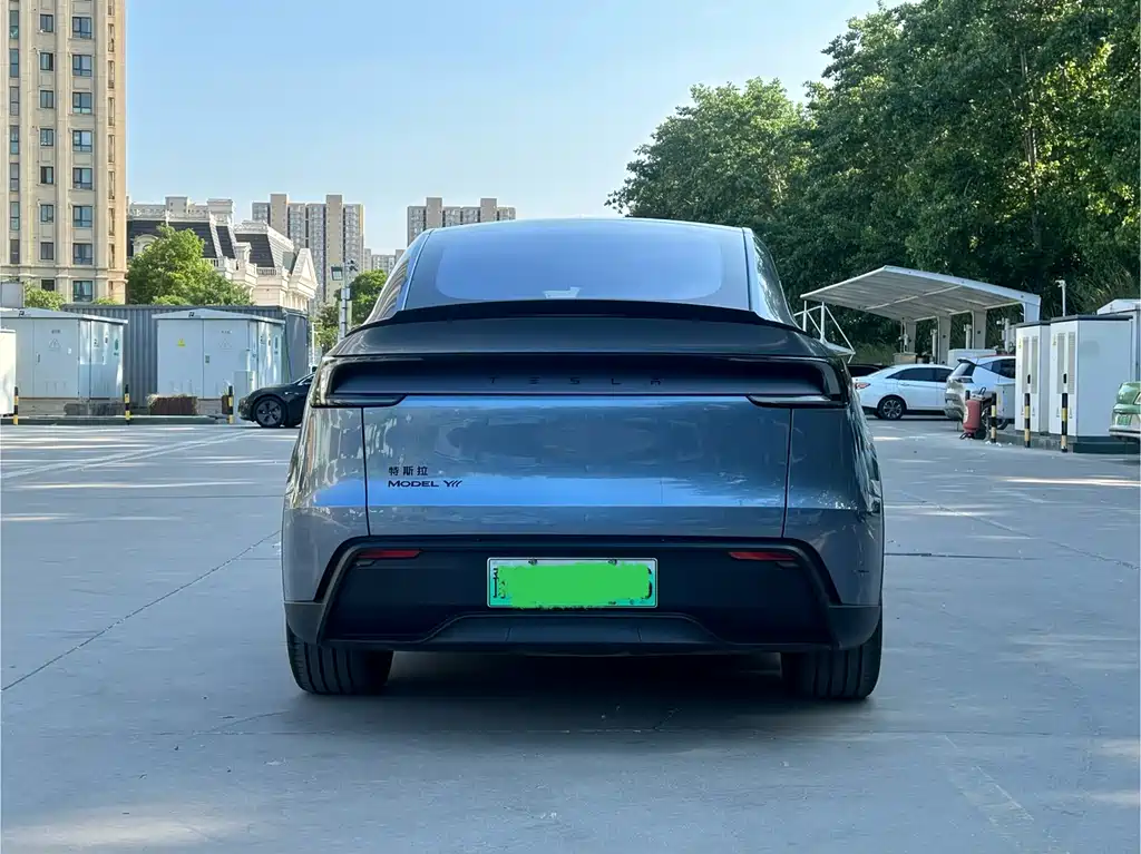 Tesla Model Y L