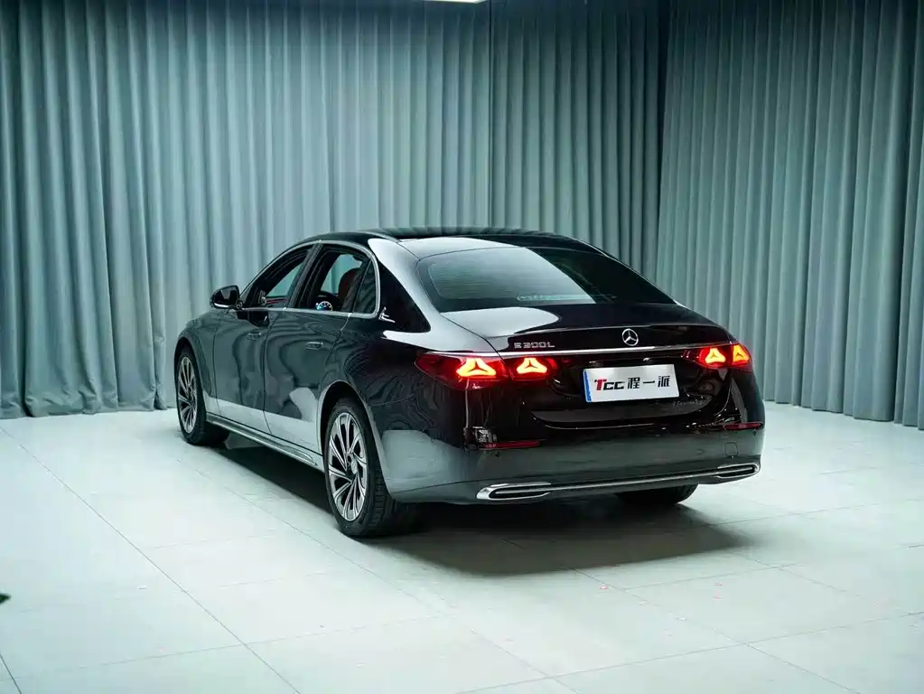 Mercedes-Benz E-Class — миниатюра 11