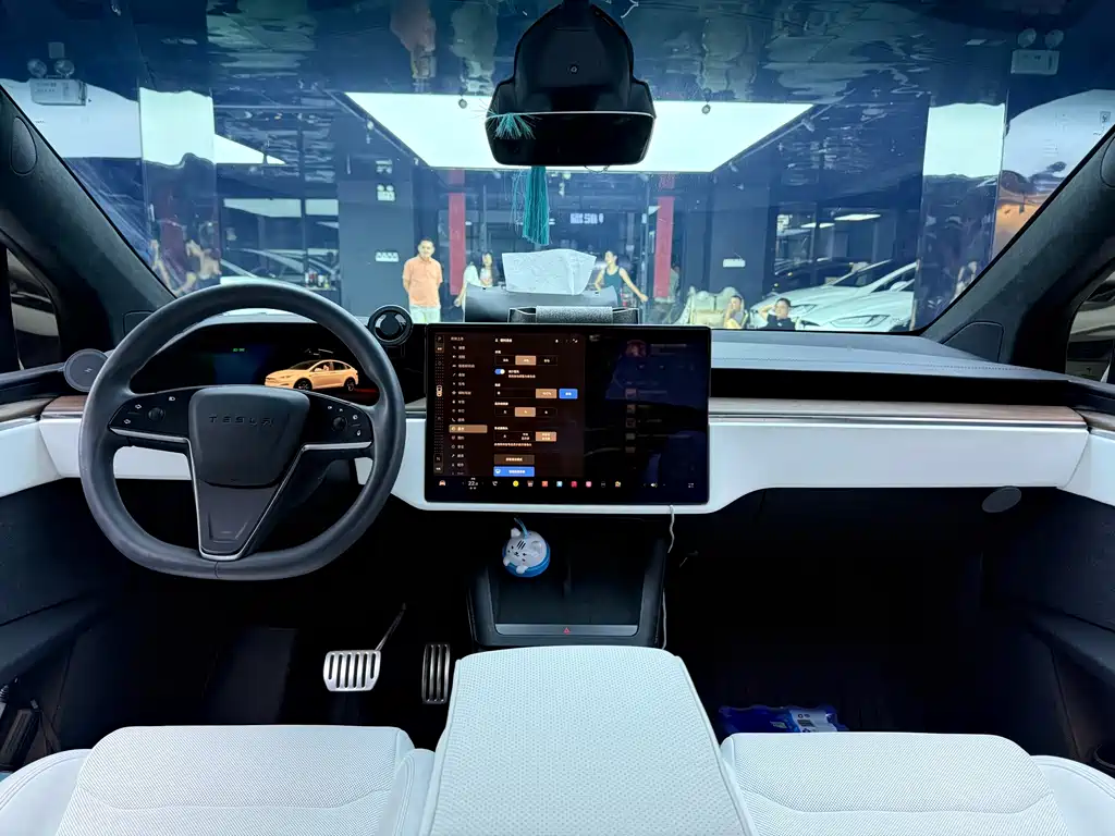 Tesla Model X — миниатюра 8