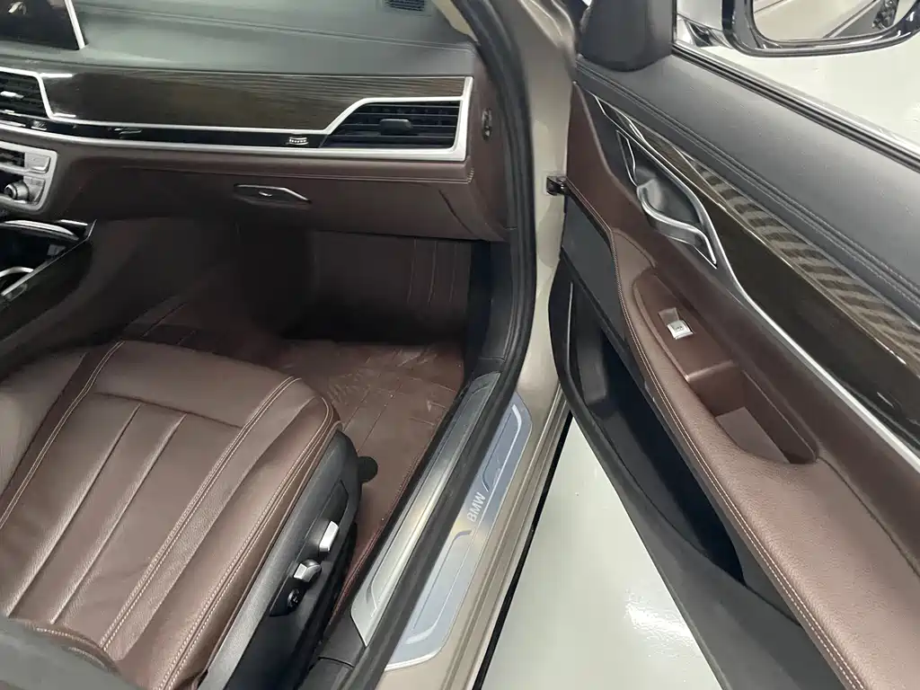 BMW 7 Series — миниатюра 6