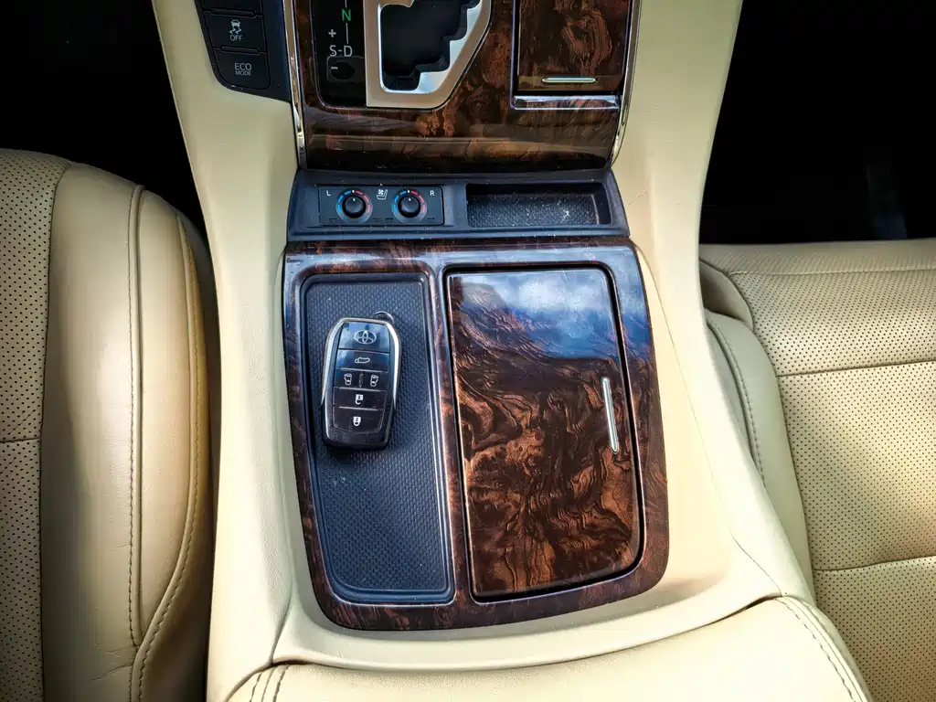 Toyota Alphard — миниатюра 14