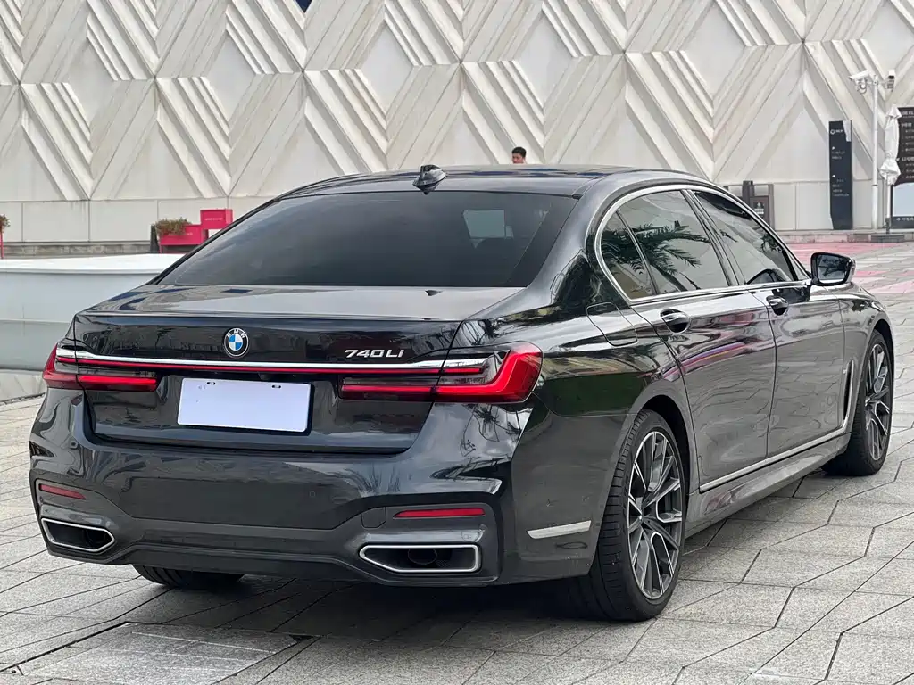 BMW 7 Series — миниатюра 6