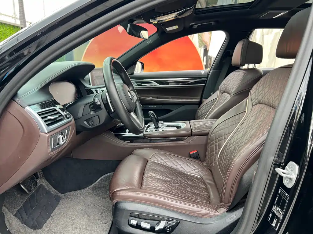 BMW 7 Series — миниатюра 10