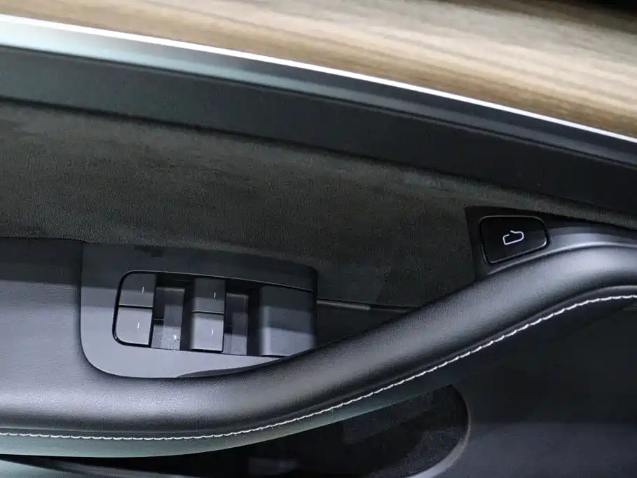 Tesla Model Y — миниатюра 15