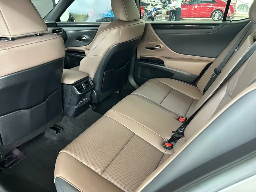 Lexus ES — миниатюра 11