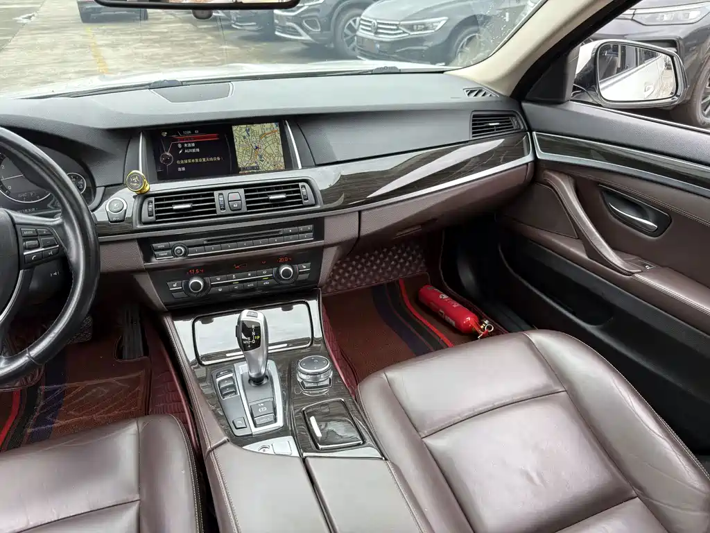 BMW 5 Series — миниатюра 7