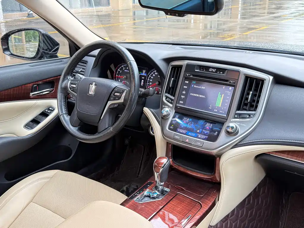 Toyota Crown — миниатюра 15