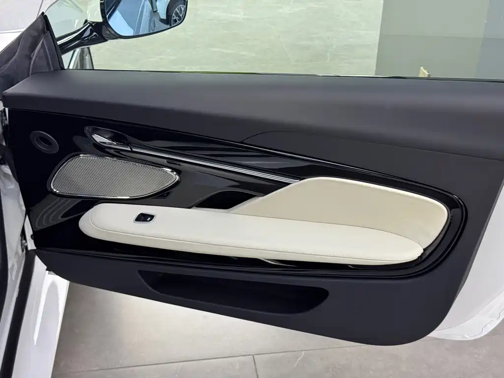 Aston Martin DB12 — миниатюра 11