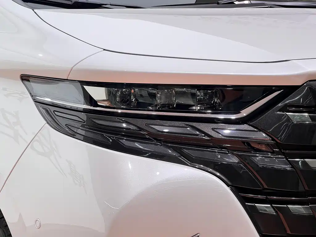 Toyota Alphard — миниатюра 5