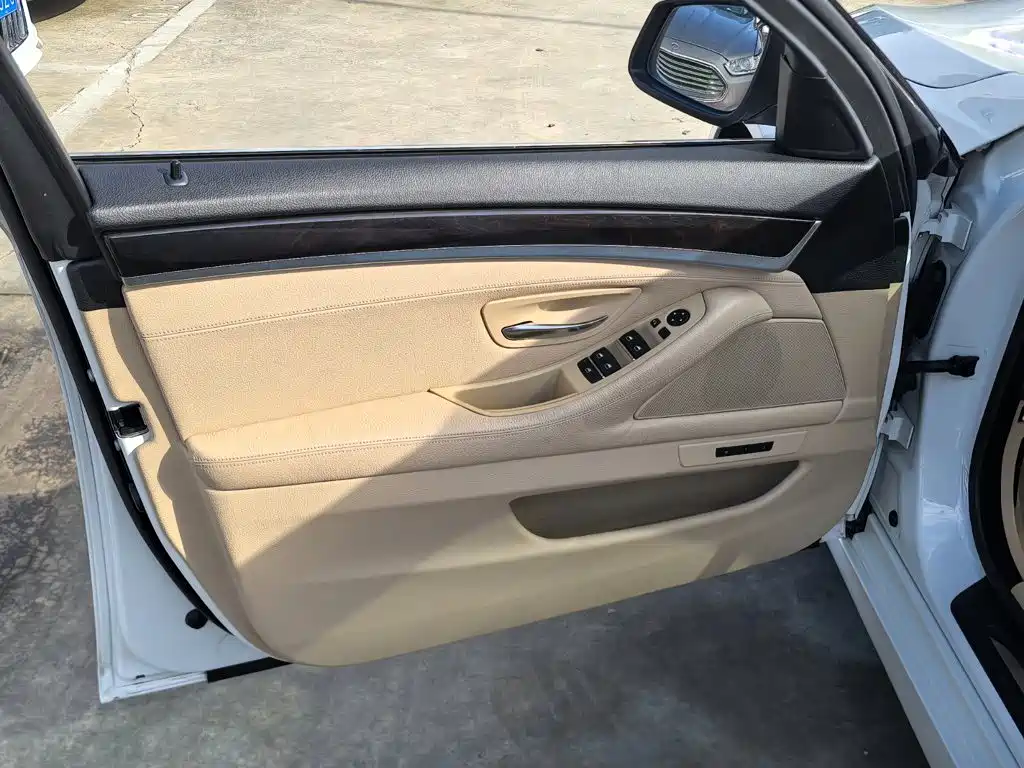 BMW 5 Series — миниатюра 10