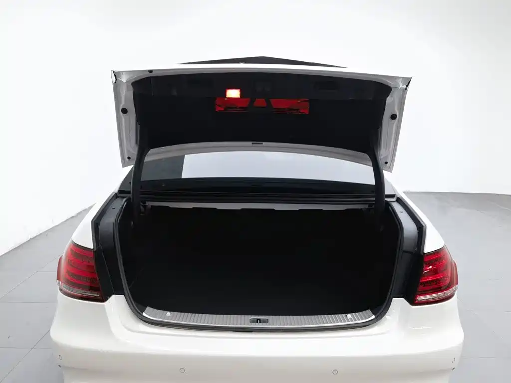 Mercedes-Benz E-Class — миниатюра 16