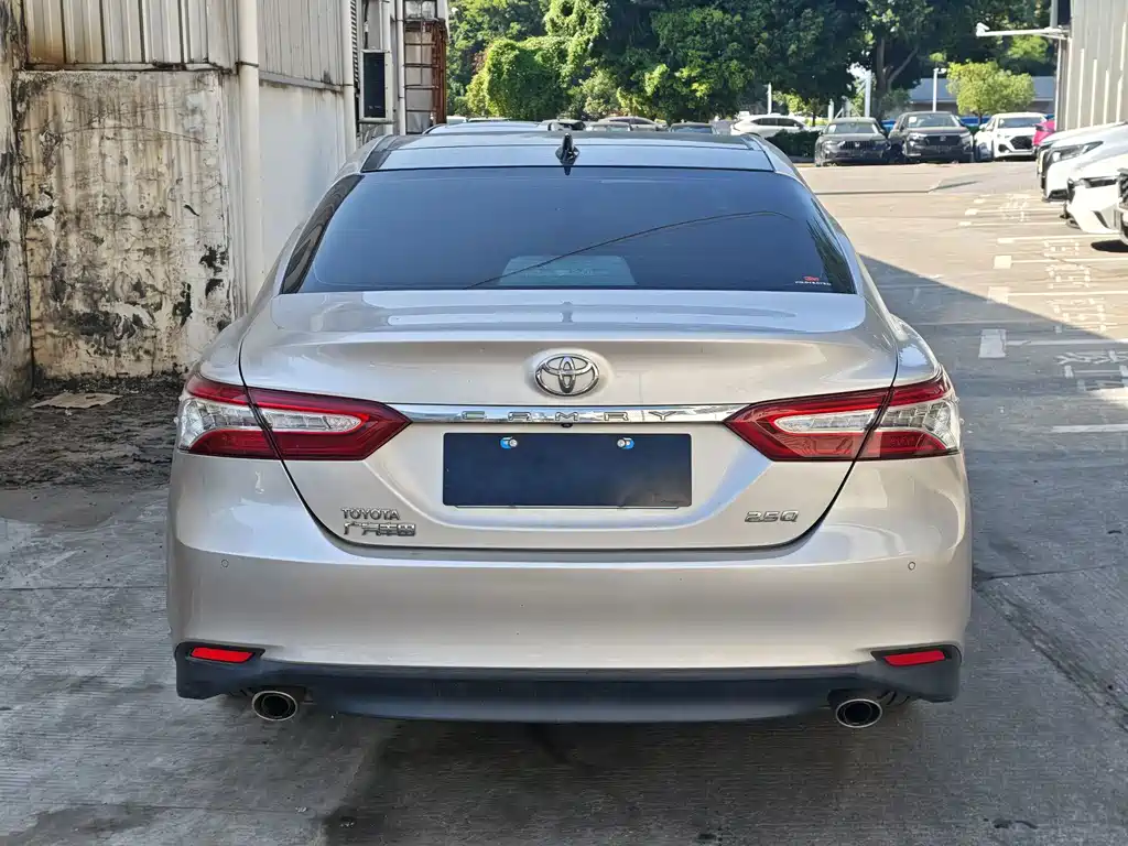 Toyota Camry — миниатюра 5