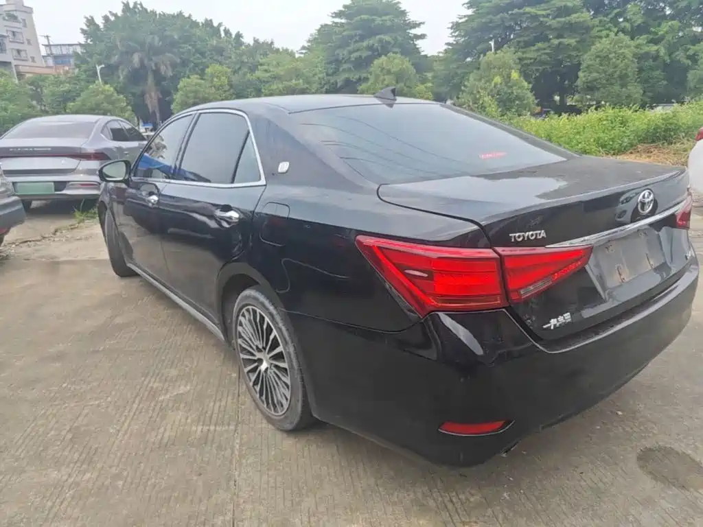 Toyota Crown — миниатюра 5