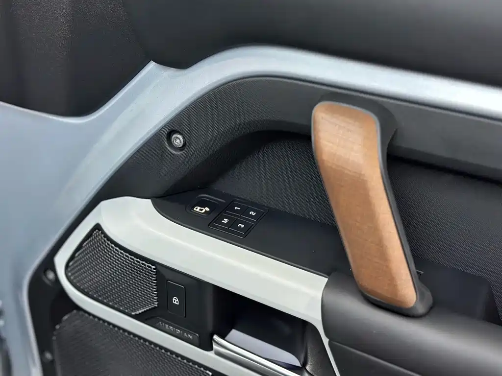Land Rover Defender — миниатюра 7