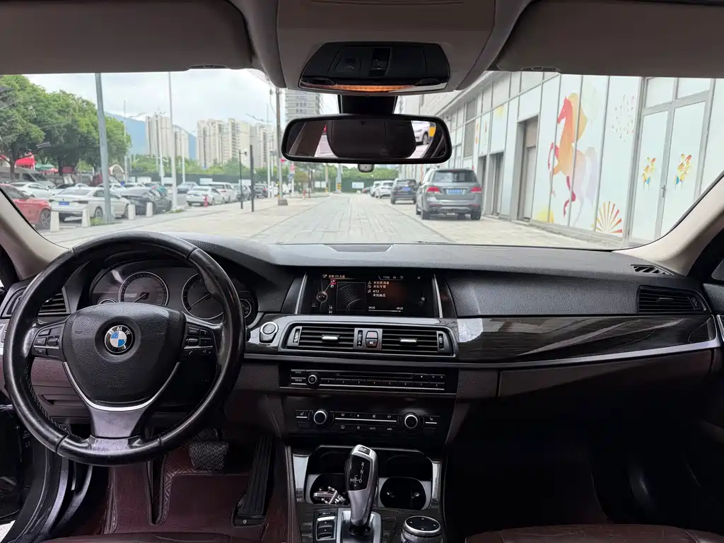 BMW 5 Series — миниатюра 6