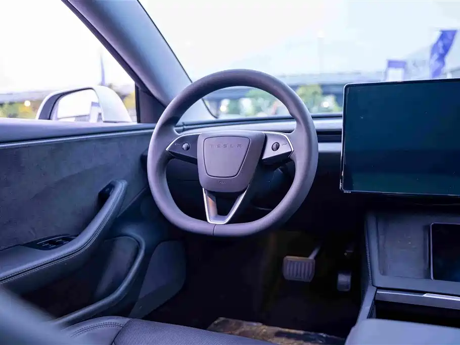 Tesla Model 3 — миниатюра 17