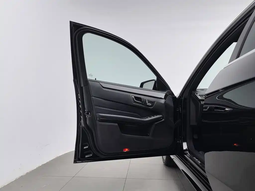Mercedes-Benz E-Class — миниатюра 8