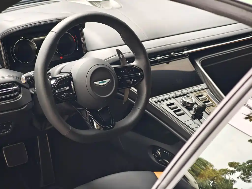 Aston Martin DB12 — миниатюра 15