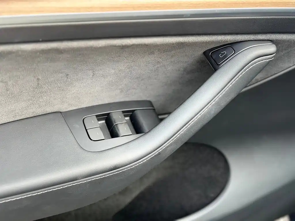 Tesla Model Y — миниатюра 5