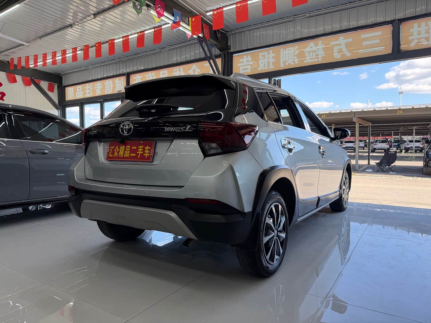 Toyota YARiS L Zhi Xuan 1.5 л 2022 г. Серебристо-серый, пробег 10000 км