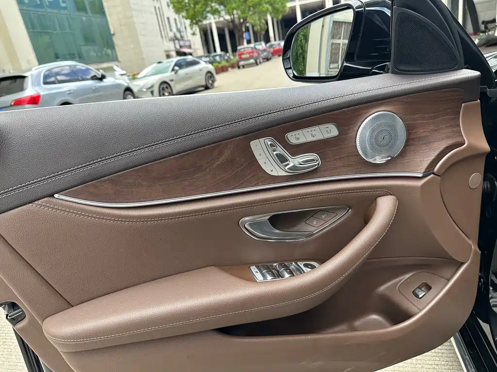 Mercedes-Benz E-Class — миниатюра 5