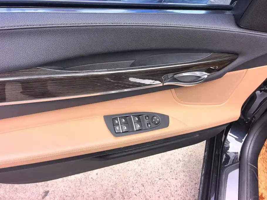 BMW 7 Series — миниатюра 7